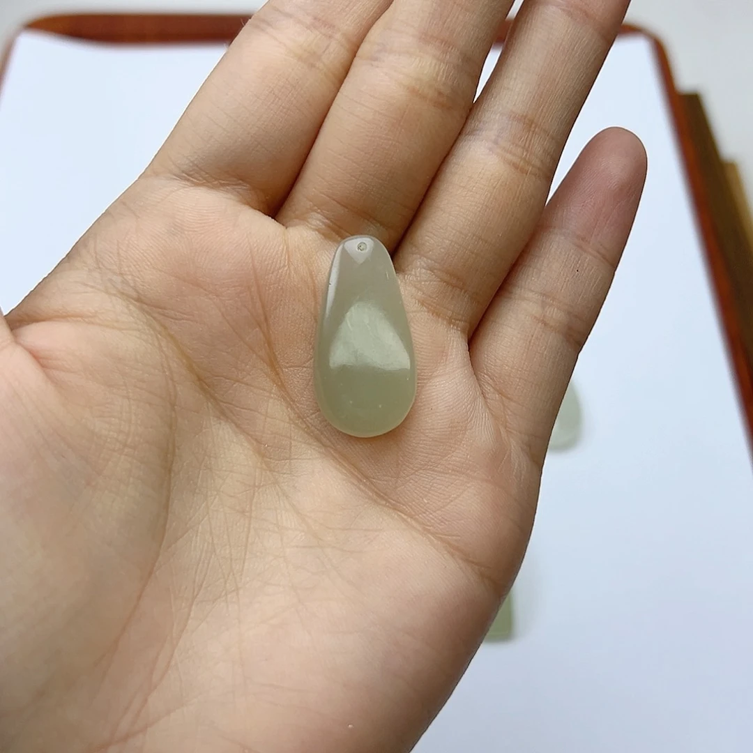 和田玉未镶嵌颈饰张*…