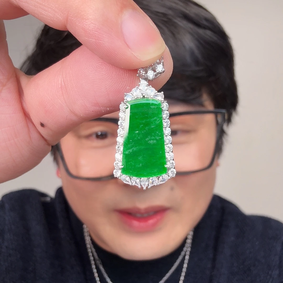 翡翠未镶嵌颈饰一件