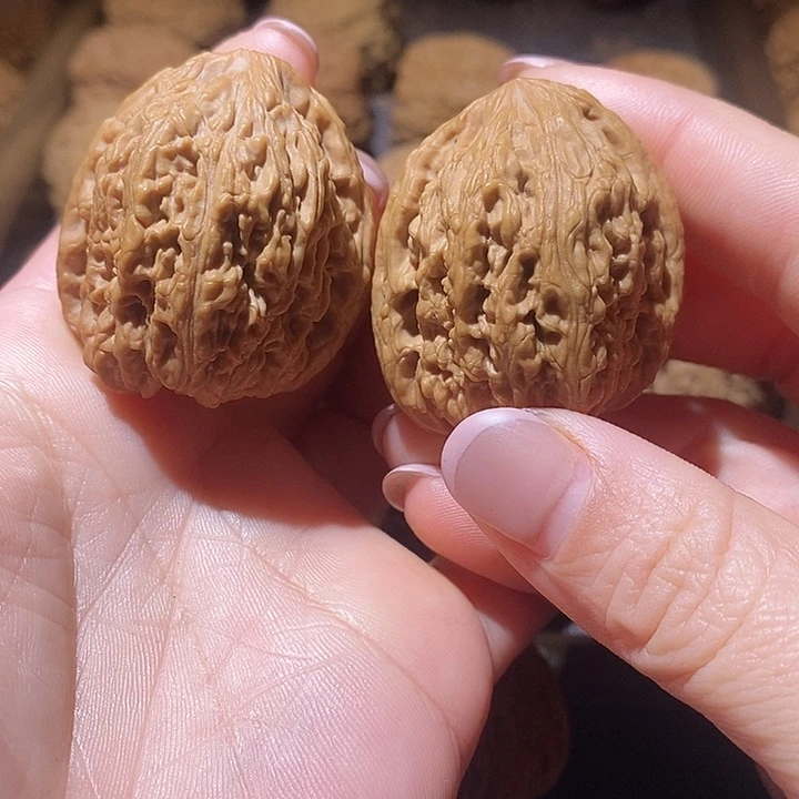 任***骋核桃把件疆疆好南疆石凹底天残脚