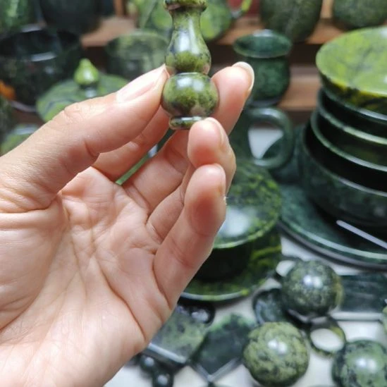 蛇纹石玉未镶嵌烟具