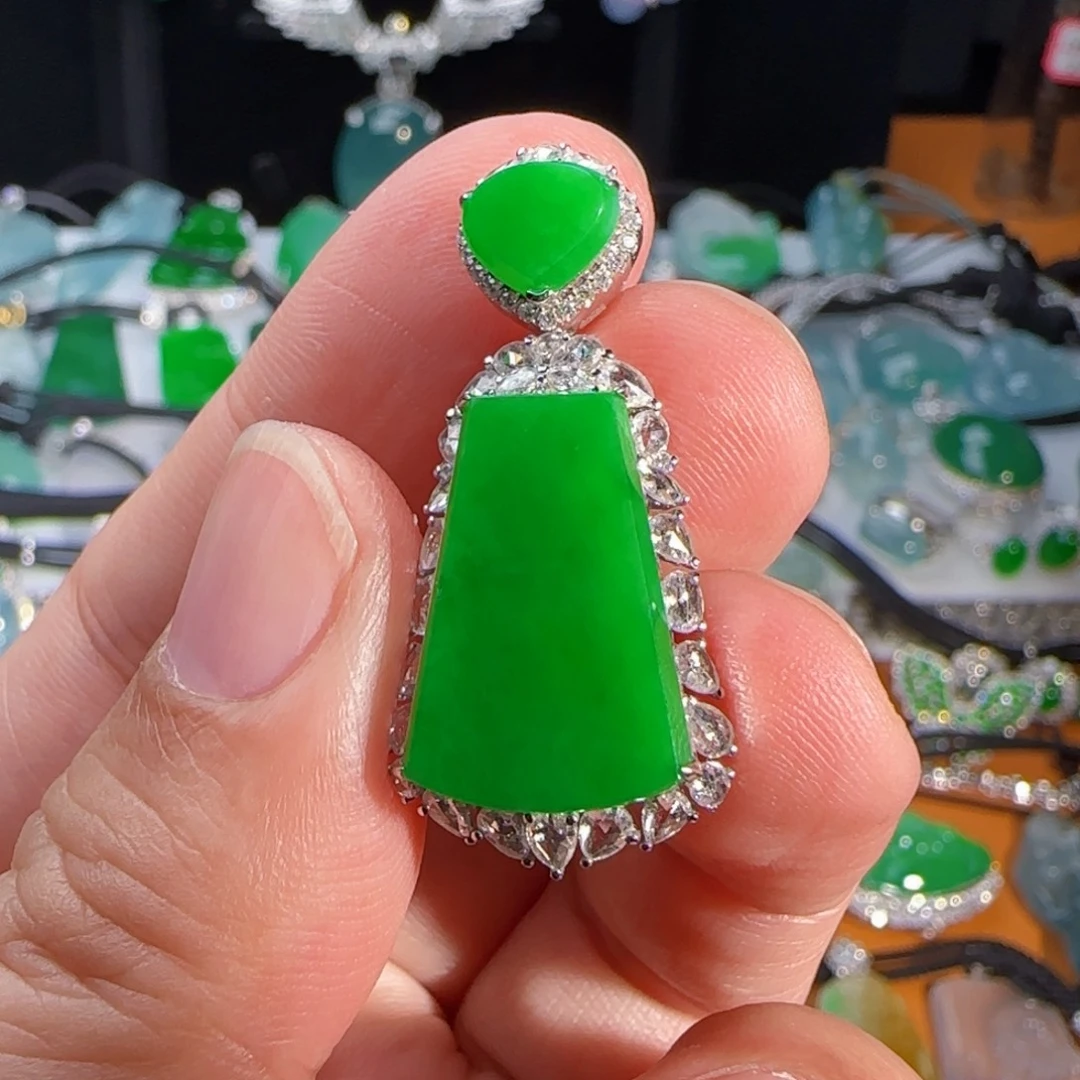 翡翠18K金镶嵌颈饰阳绿无事牌