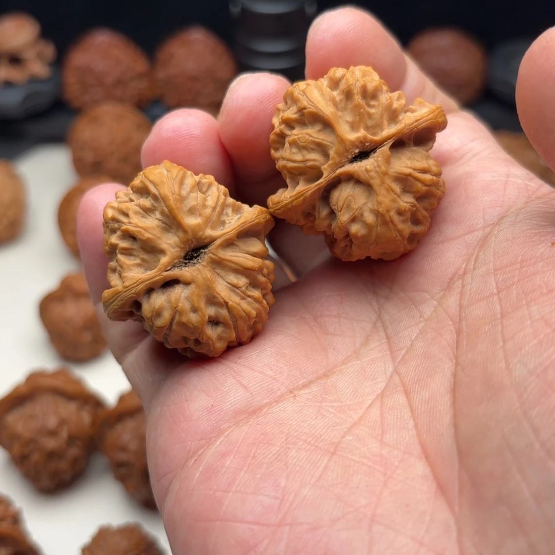 文玩核桃吊坠梨木台