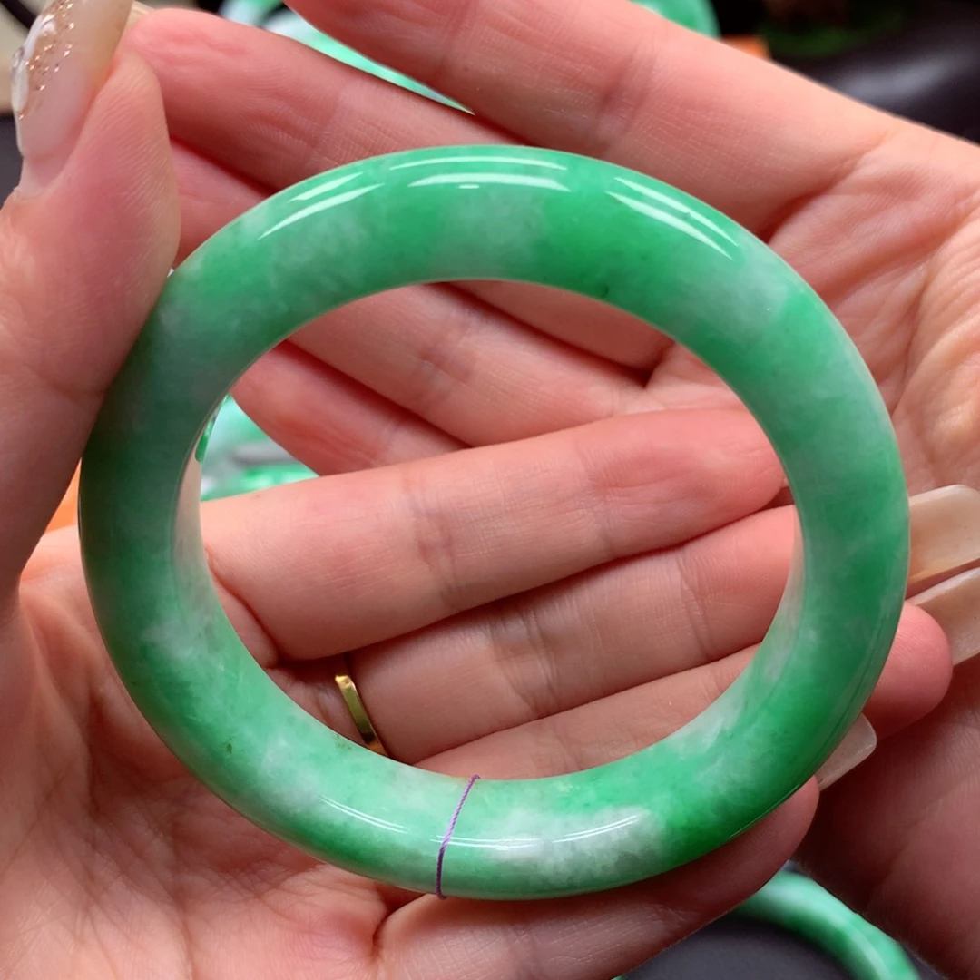 翡翠手镯未镶嵌翡翠