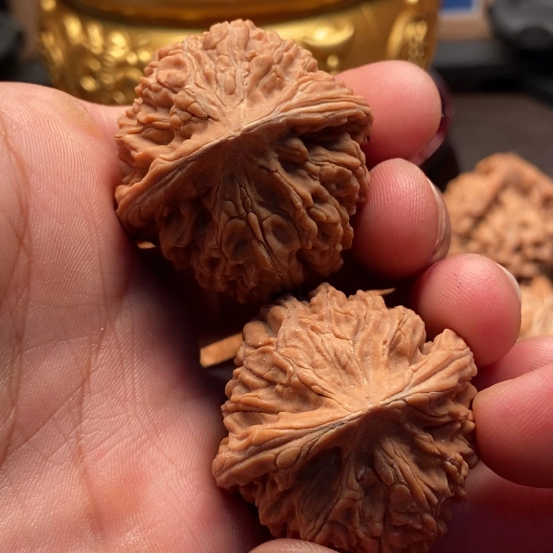 柚***、文玩核桃吊坠文山