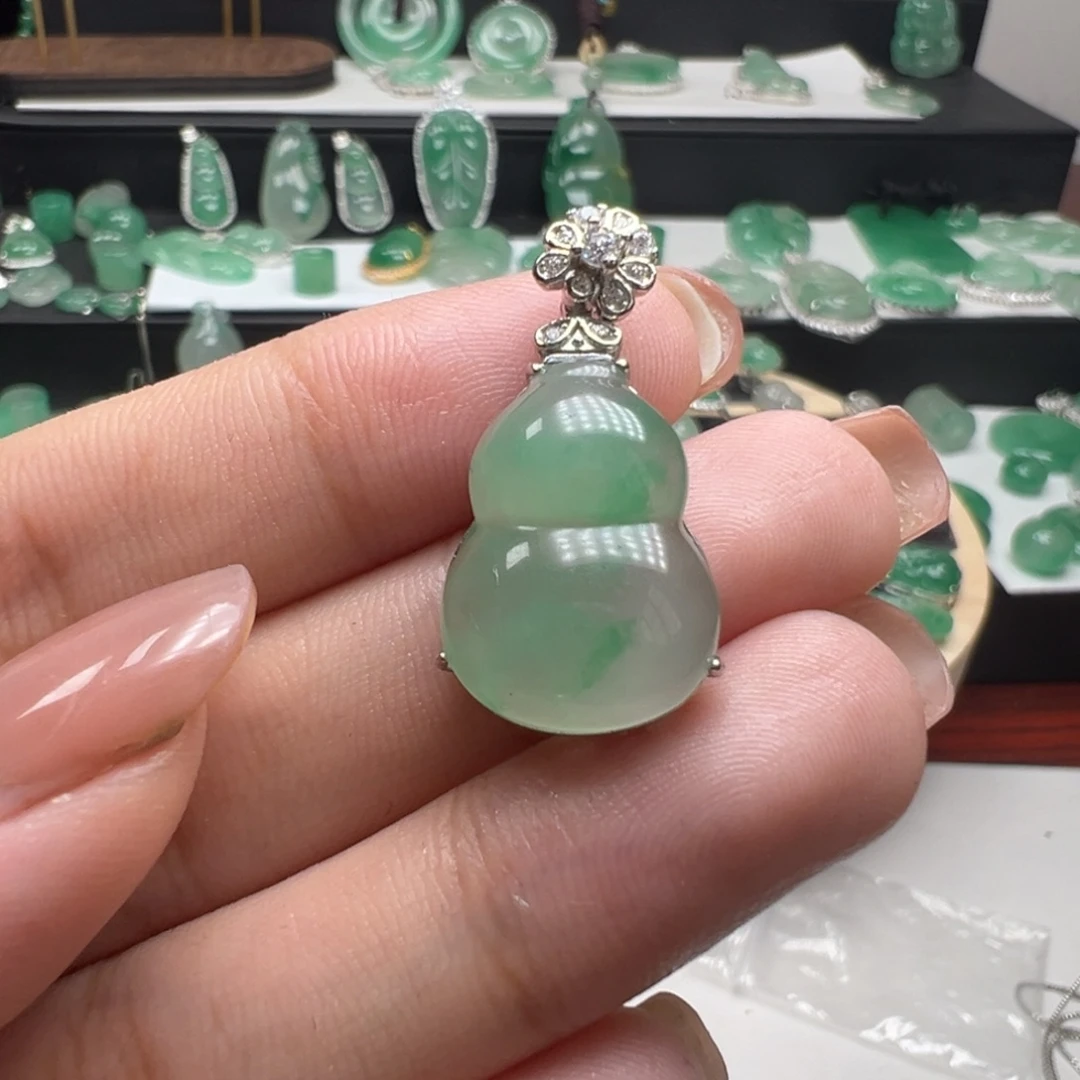 石英质玉（非洲翠）未镶嵌颈饰