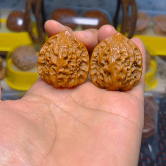 文玩核桃吊坠玲珑