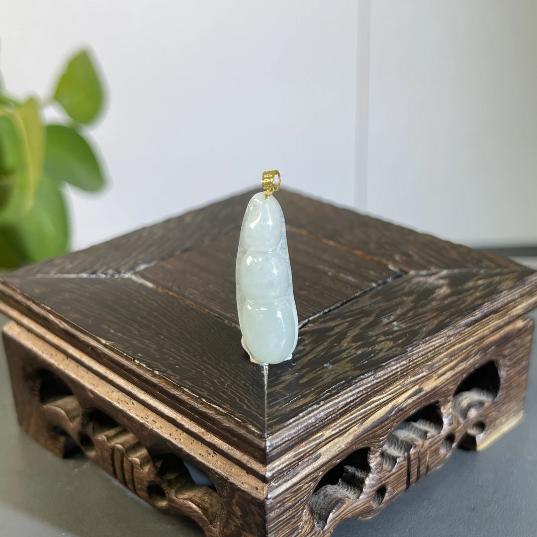 JYB04-011  天然缅甸A货翡翠  18K扣头福豆