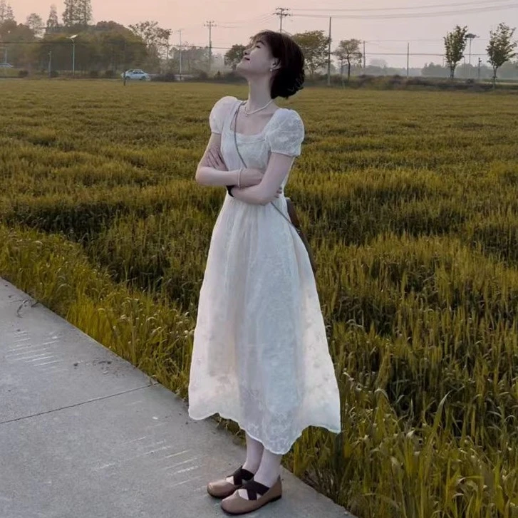 法式假日温柔风刺绣连衣裙女夏高级气质显瘦泡泡袖重工茶歇长裙子