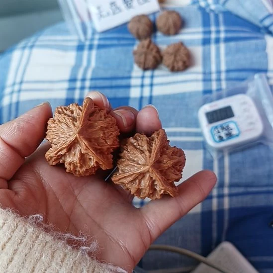 喜****盘山文玩三棱子核桃