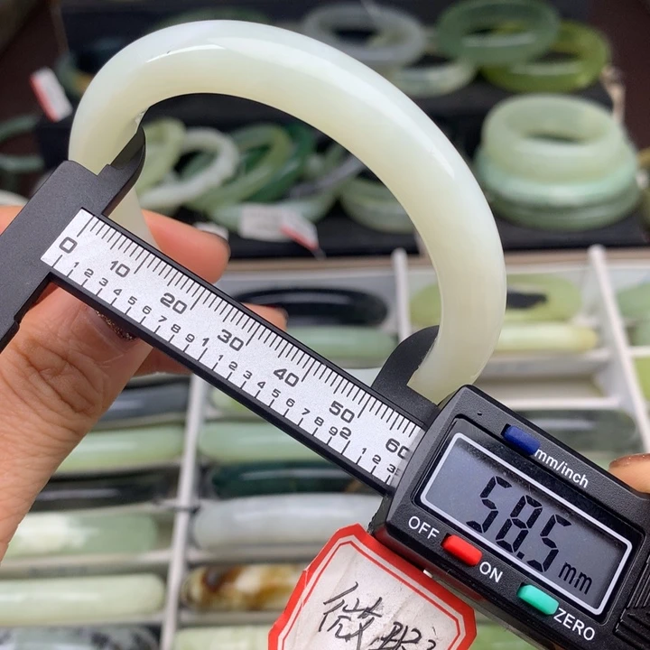 蛇纹石玉未镶嵌手镯668