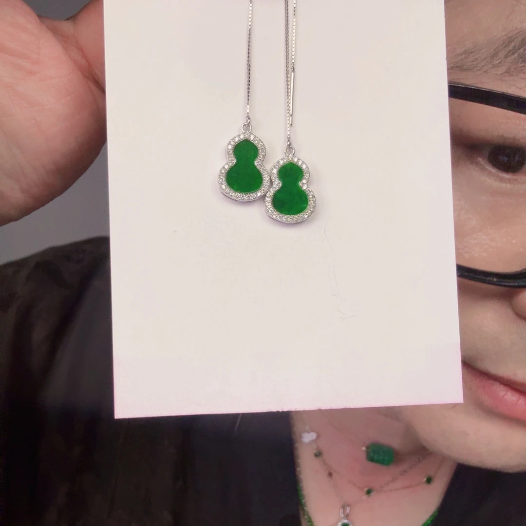 翡翠未镶嵌颈饰一对