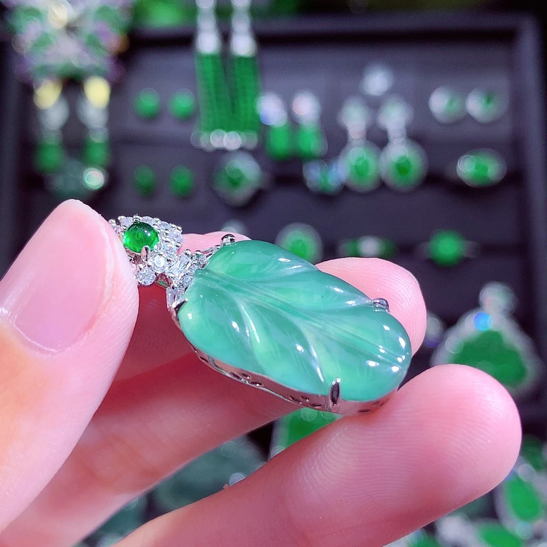 颈饰未镶嵌翡翠天然