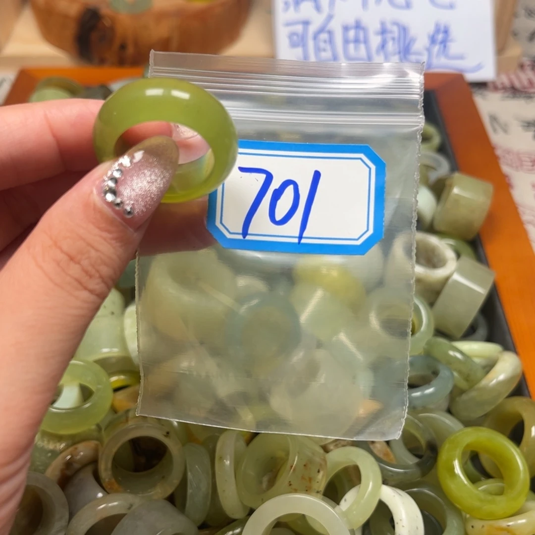 青***。蛇纹石玉未镶嵌珠宝奇石