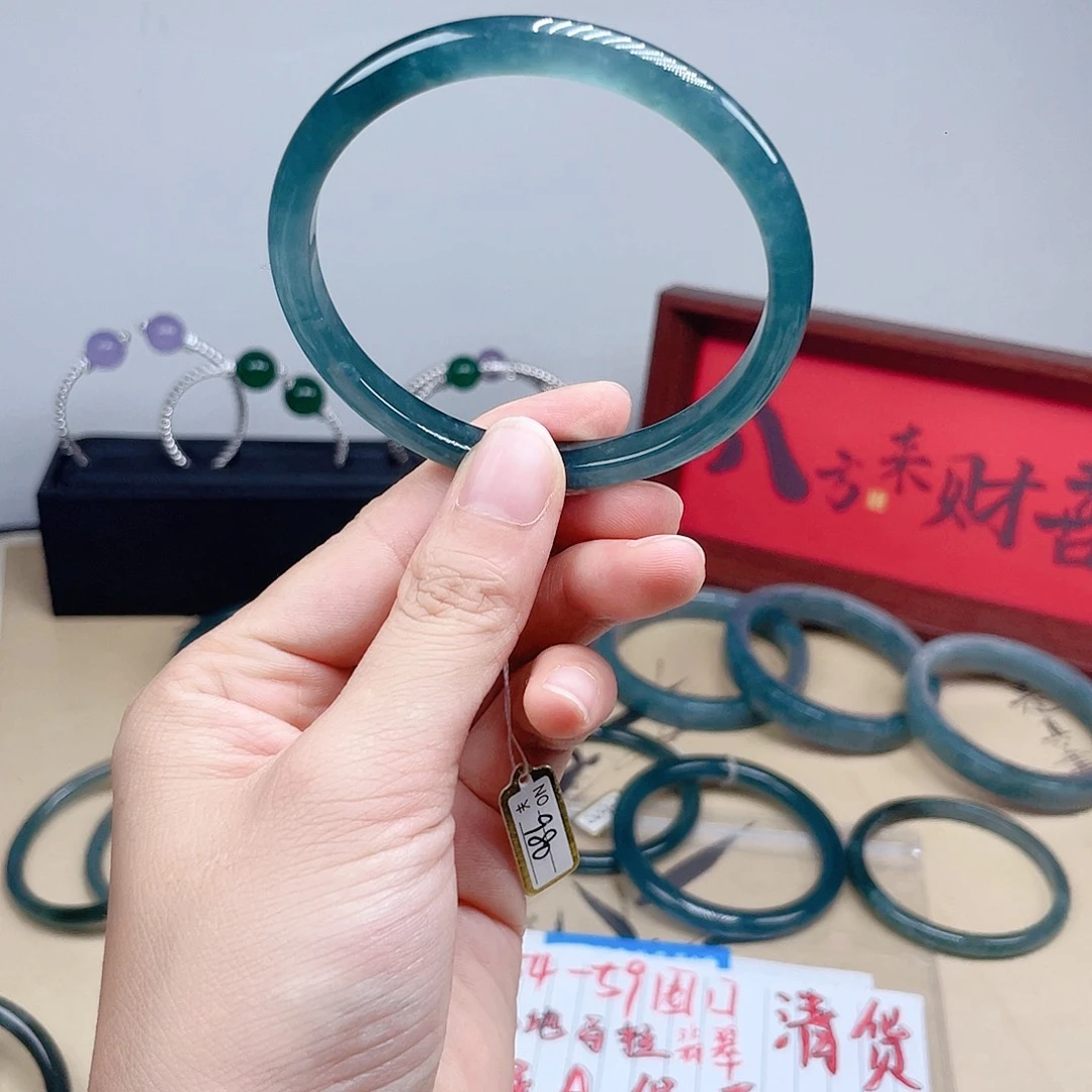 翡翠手镯未镶嵌翡翠手镯