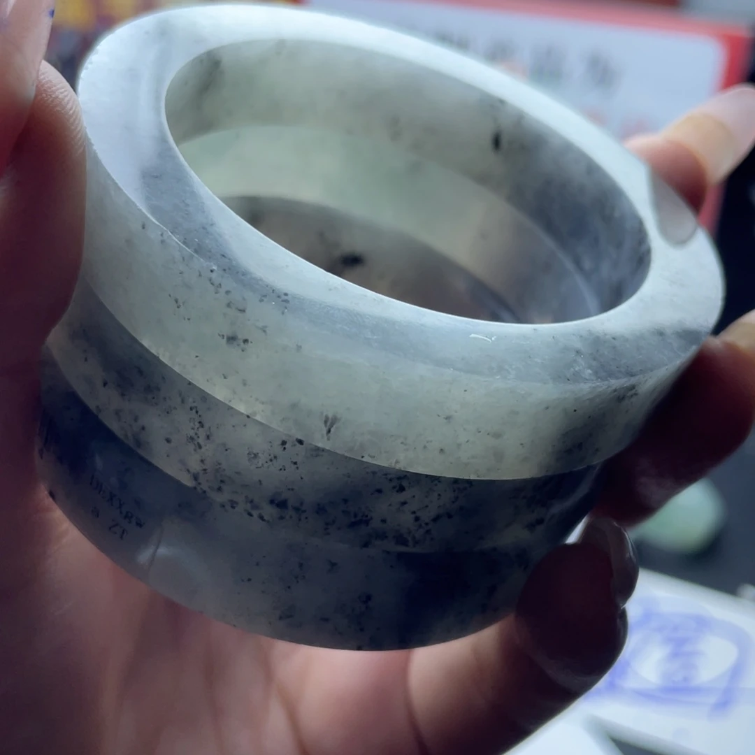 何***着定制翡翠未镶嵌A翡翠多样性发一