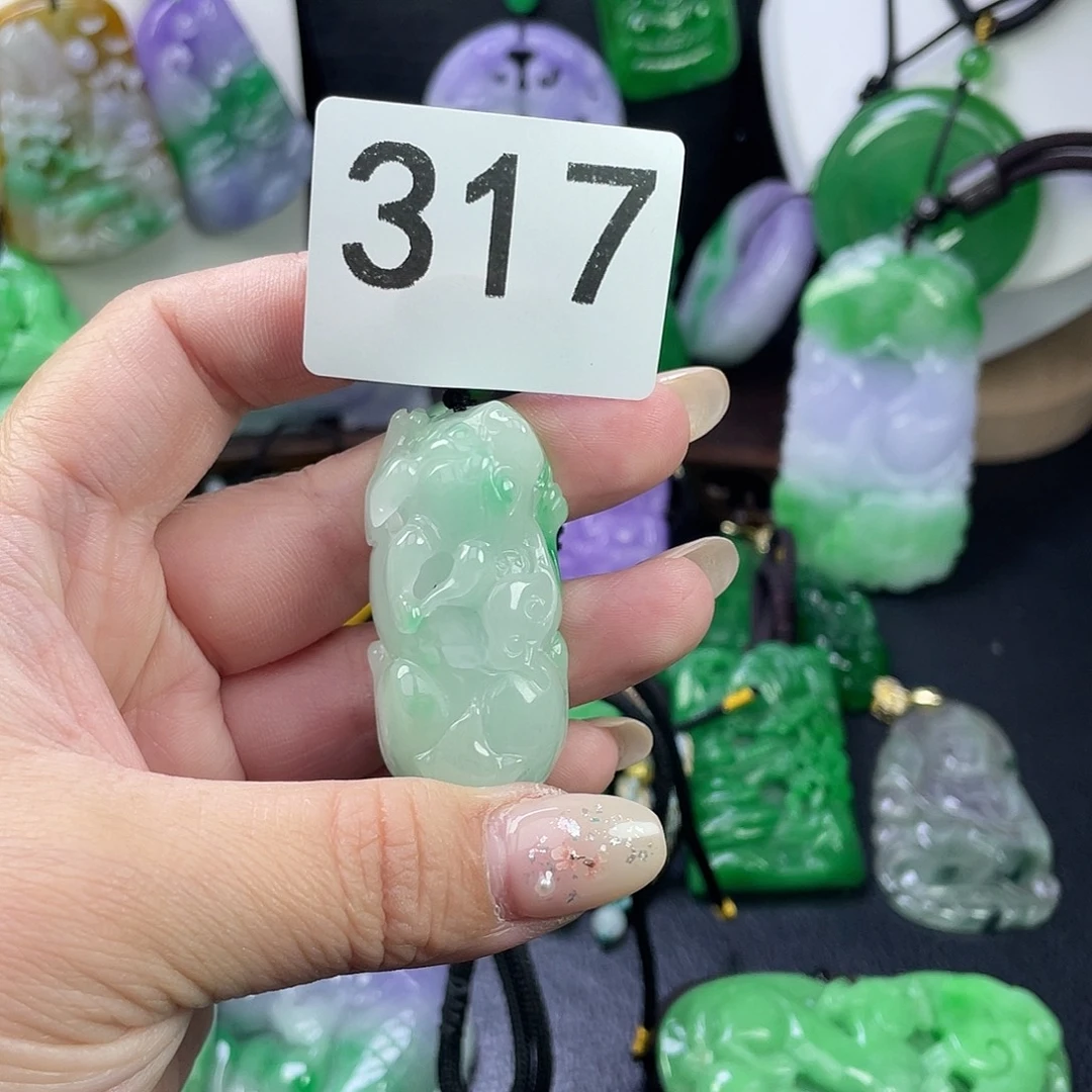 翡翠未镶嵌吊坠(赠链)