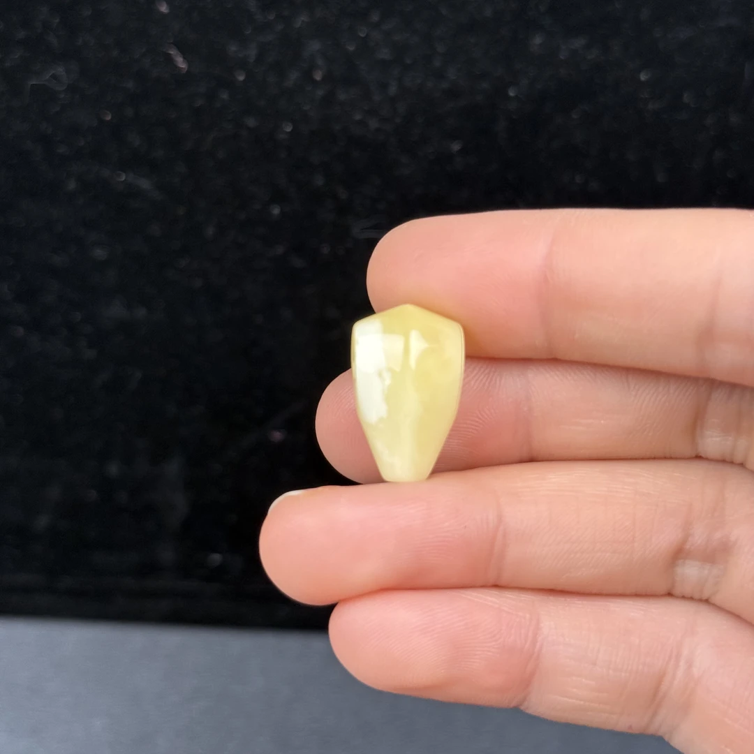 Y9448天然蜜蜡俄料三通12*19mm 1.2克