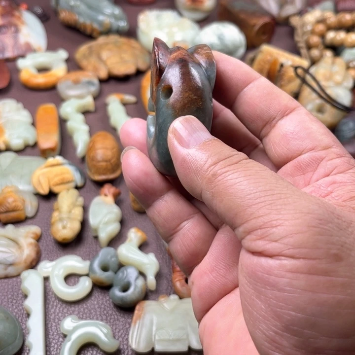 颈饰未镶嵌岫岩河磨玉（透闪石质玉）