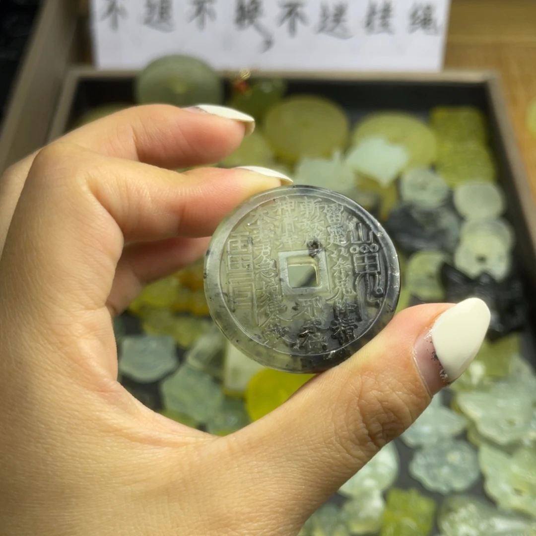 林***、未镶嵌蛇纹石玉颈饰