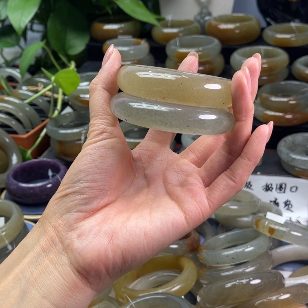 玉***梦石英质玉未镶嵌手镯