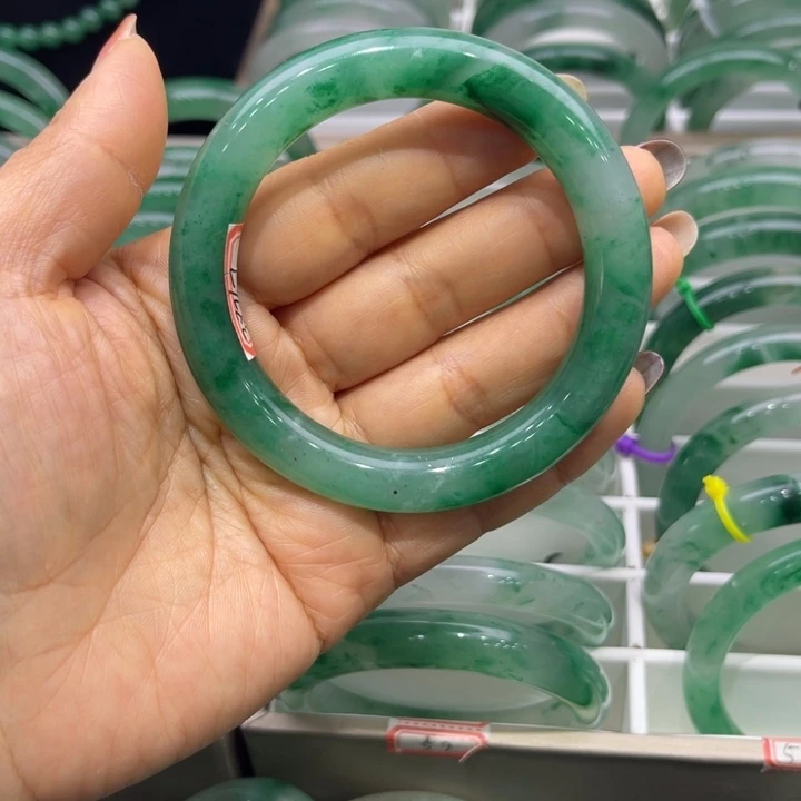 石英质玉手镯未镶嵌奈***师