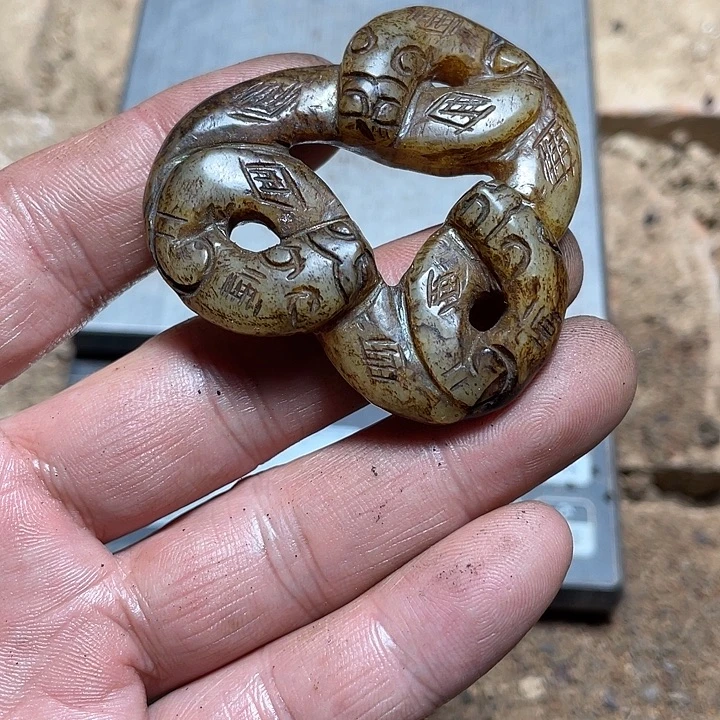 用***4和田玉（糖玉）未镶嵌颈饰