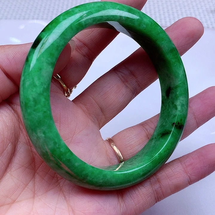 翡翠手镯未镶嵌翡翠