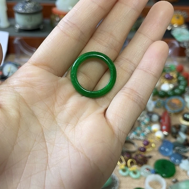 翡翠戒指未镶嵌闲****。精美雕刻物件物件