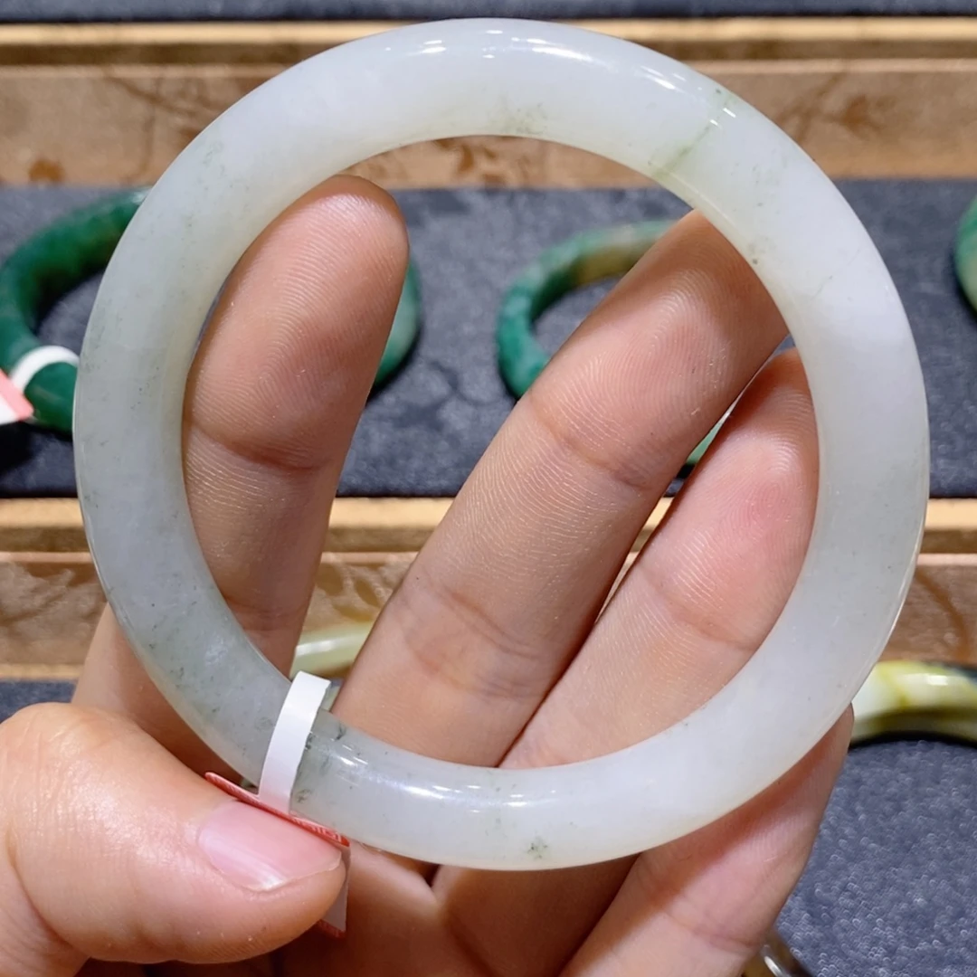 独山玉未镶嵌手镯