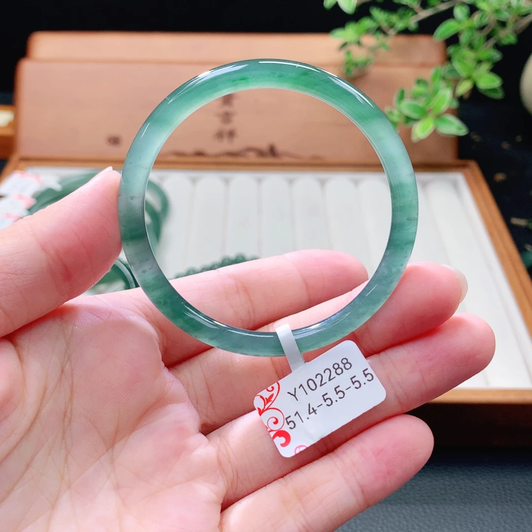 翡翠未镶嵌手镯（圆镯）