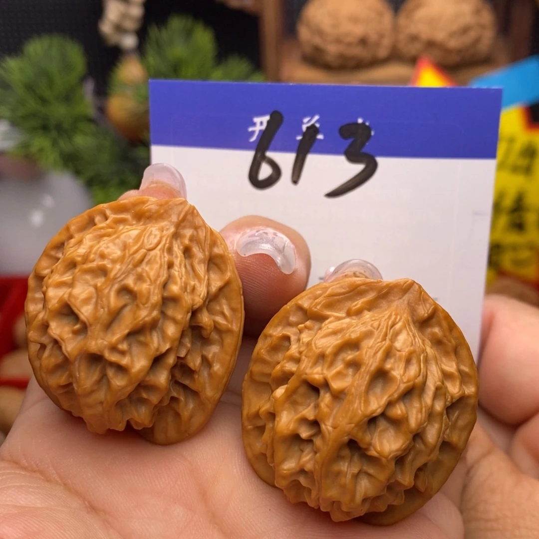 文玩核桃吊坠盘山公子帽。边肚35。