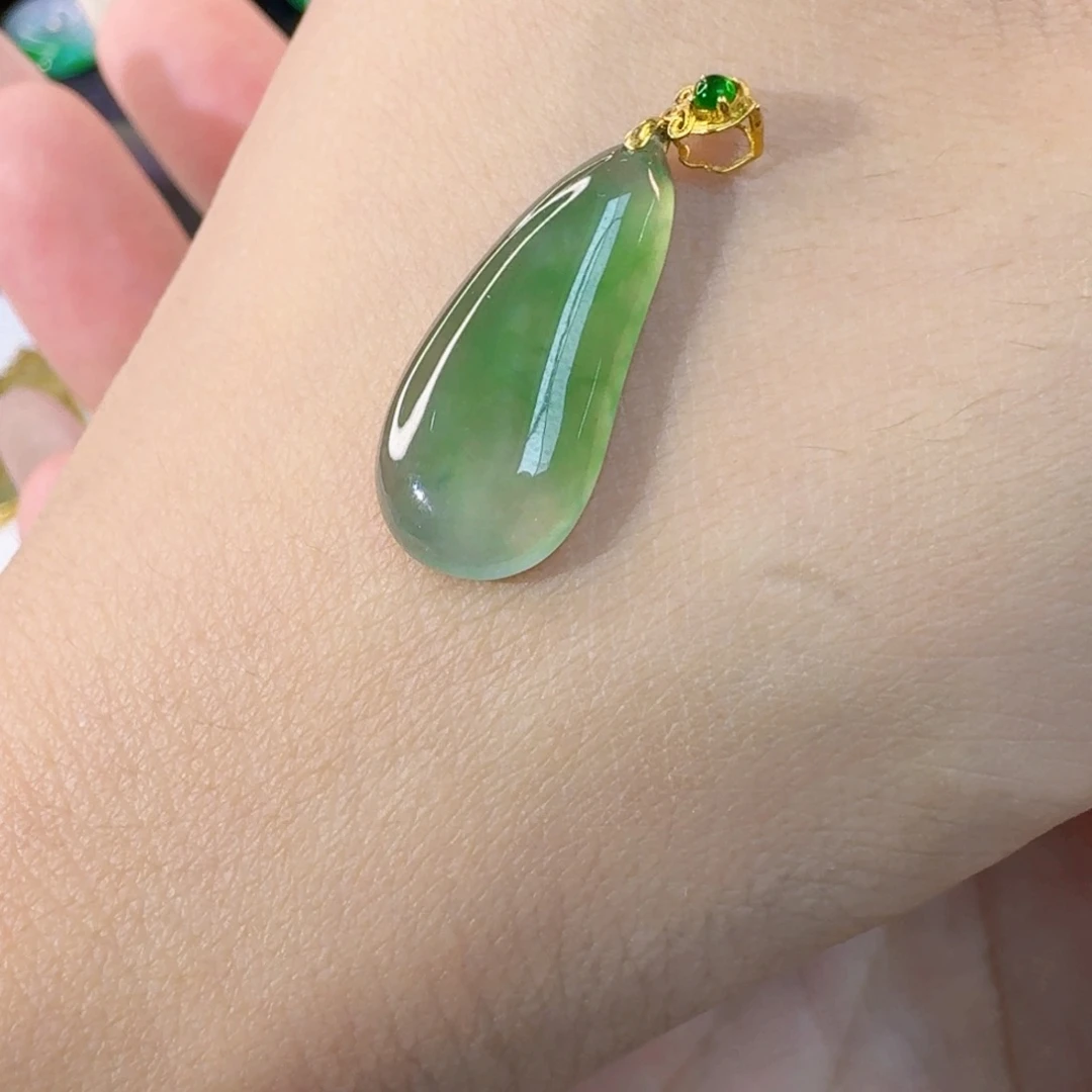 颈饰18K金镶嵌翡翠吊坠