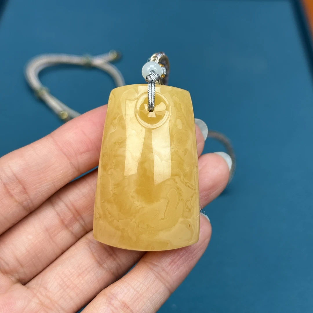 Y1766天然原矿蜜蜡鸡油黄无事牌 28x44x18mm抖音基地质检发货