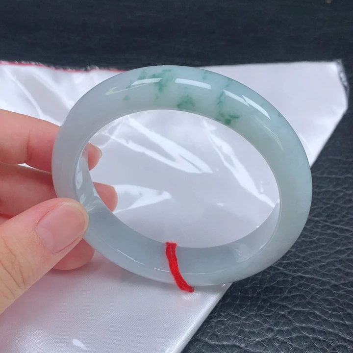 翡翠手镯未镶嵌。