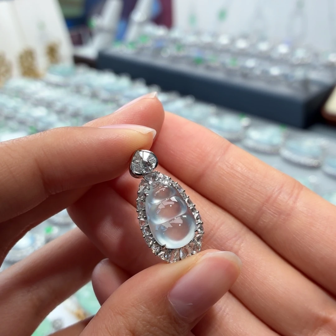 翡翠18K金镶嵌颈饰