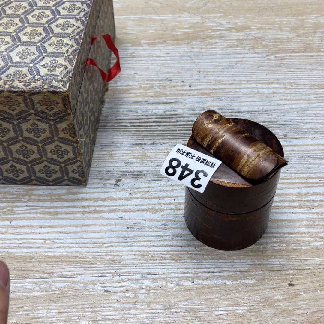 瓷片1*8密密麻麻地排列着一个