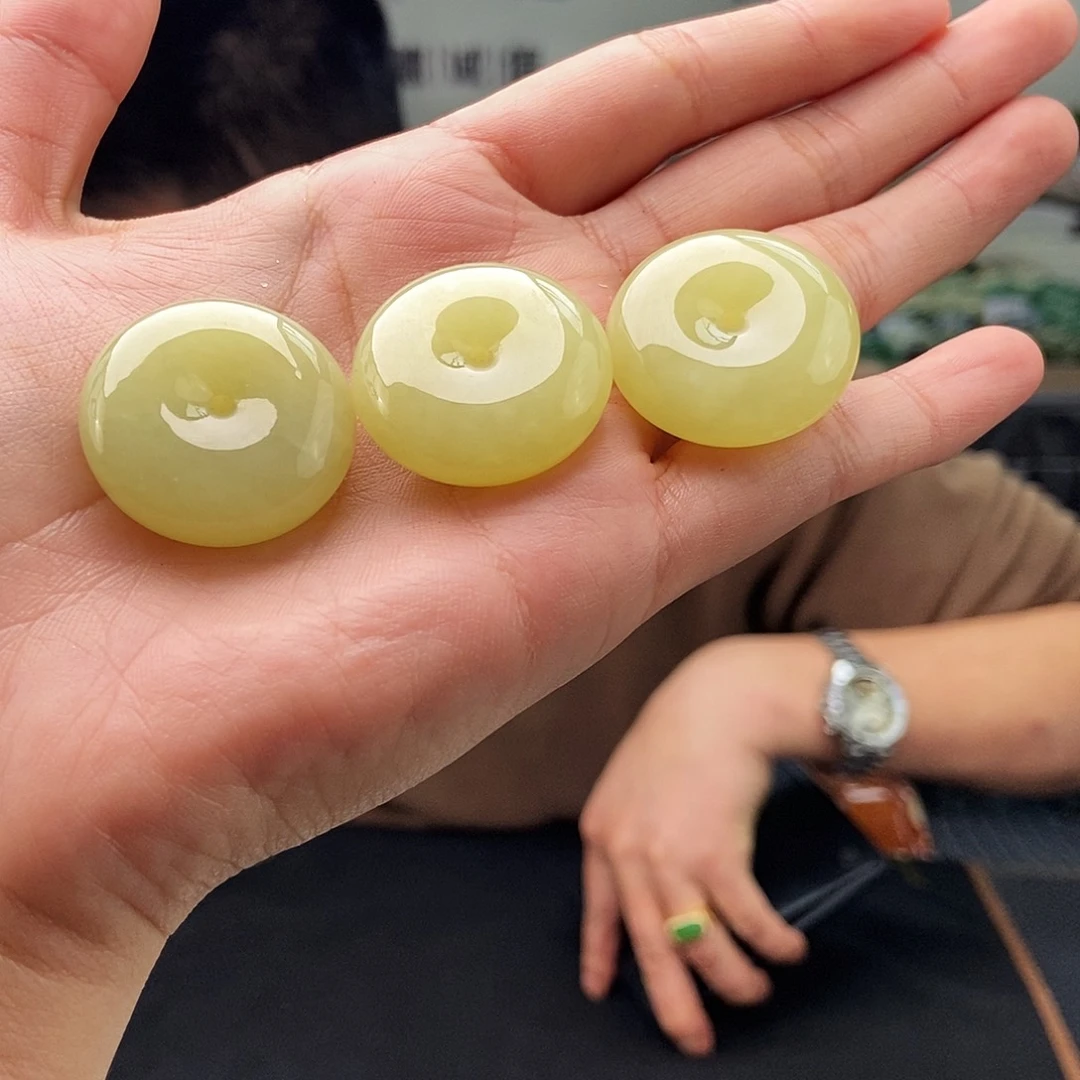 和田玉未镶嵌颈饰颜色多样性发拍一发一