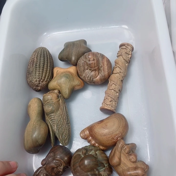 隨***緣维腊木（绿檀）绿檀手把件11个瑕疵