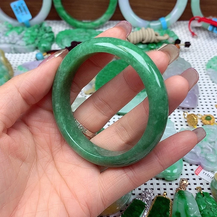 翡翠手镯未镶嵌翡翠