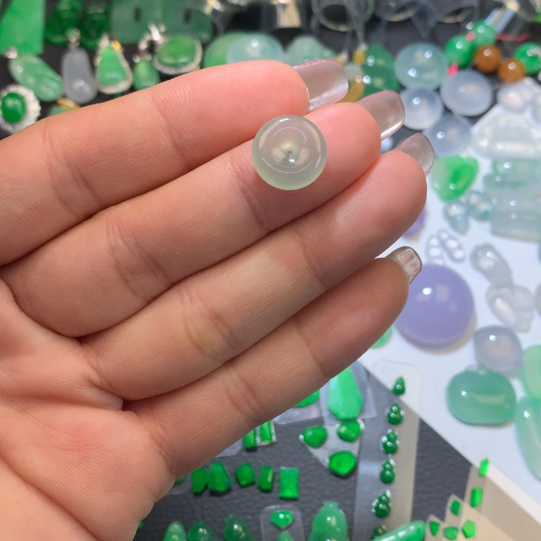 翡翠颈饰未镶嵌平安扣