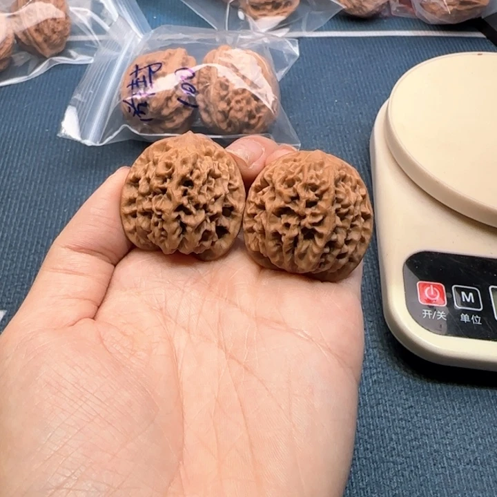 爬***熊文玩核桃吊坠秦闷中端33.5