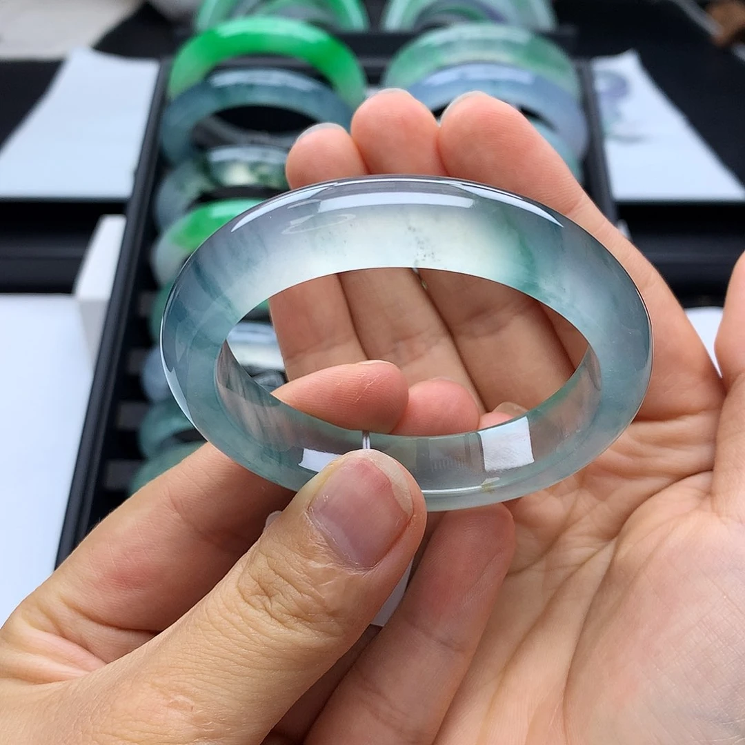 翡翠手镯未镶嵌54高冰飘蓝花贵妃、有瑕疵