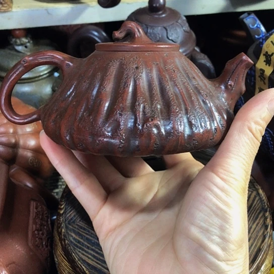 茶壶紫砂原矿泥料手工制作的一把紫砂壶。