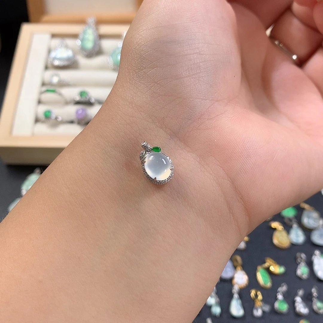 颈饰18K金镶嵌翡翠