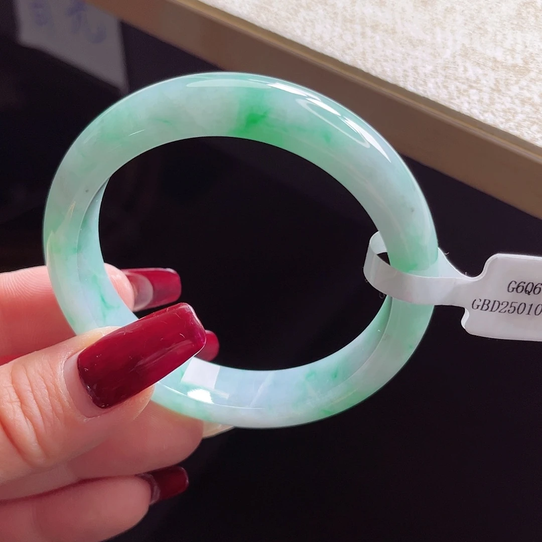 翡翠手镯未镶嵌手镯