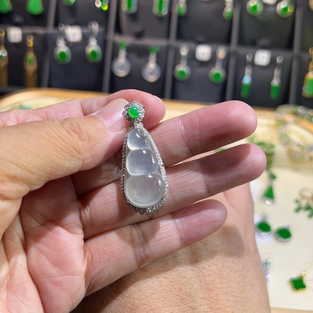 颈饰18K金镶嵌翡翠吊坠