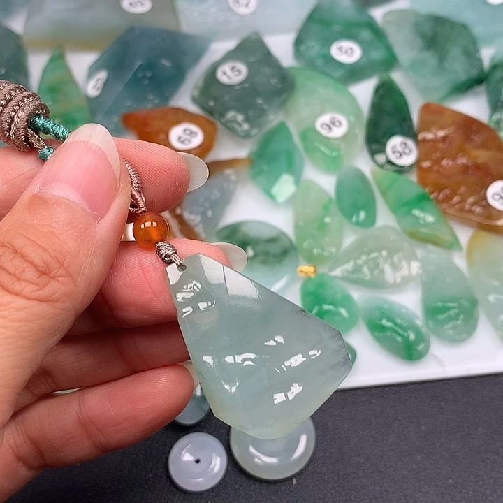 翡翠未镶嵌颈饰随型