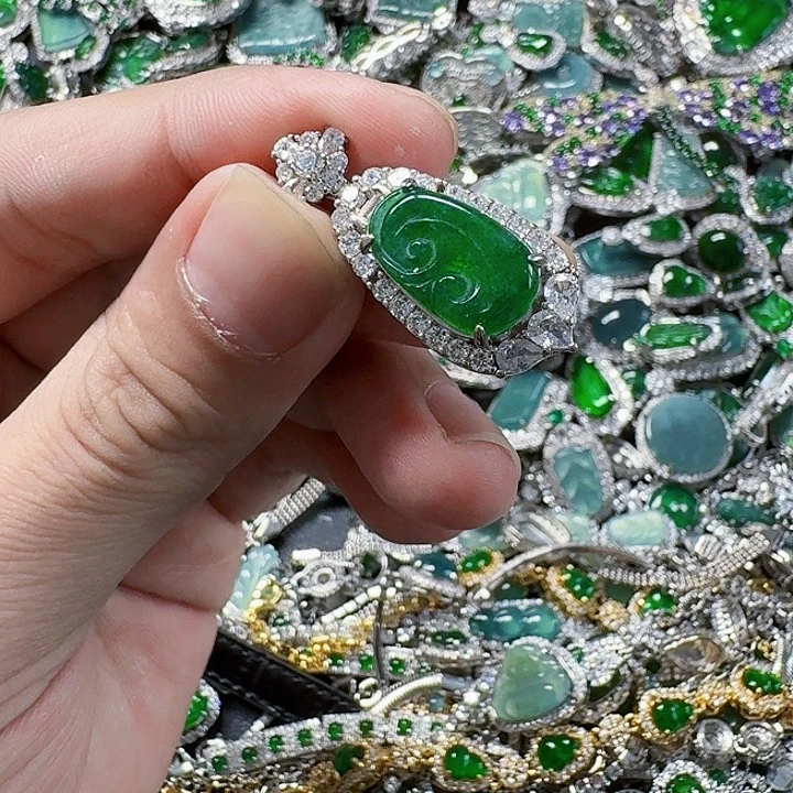 翡翠颈饰未镶嵌天然A货翡翠放漏