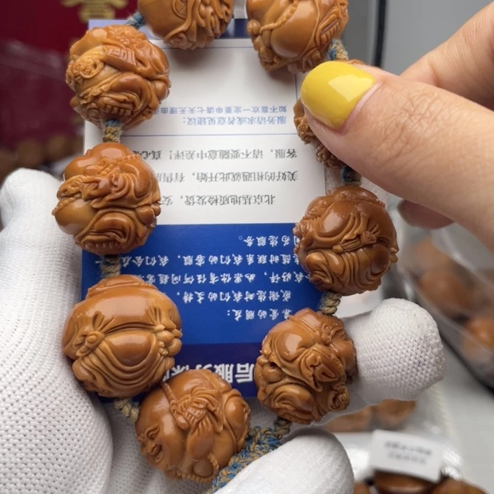 老***啊橄榄核吊坠雕刻艺术
