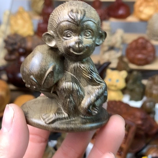 花梨木类陈*华金丝猴献桃手把件金丝楠木